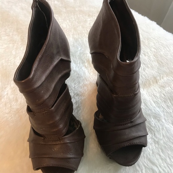 Wedge Heels - Picture 1 of 4